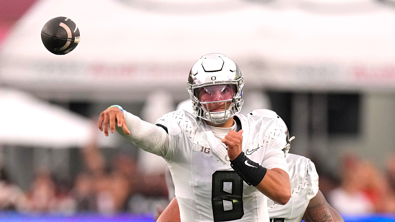 Backup QB Dylan Raiola comes in to lead Oregon to big win, leaves it all in ‘God’s hands’